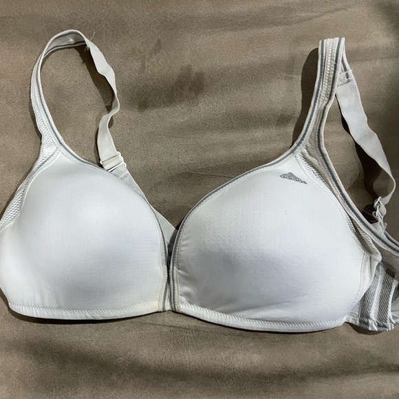 adidas Other - 💙4️⃣0️⃣0️⃣💙Adidas sports bra. Pre loved 🥰 size 85C (38C) condition 10/10